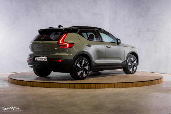 Volvo XC40 Single Motor Extended Range Plus 82 kWh | Sage green | Tailored wool | Adaptieve cruise | Zwenkbare trekhaak | Blis |