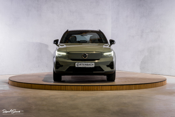 Volvo XC40 Single Motor Extended Range Plus 82 kWh | Sage green | Tailored wool | Adaptieve cruise | Zwenkbare trekhaak | Blis |