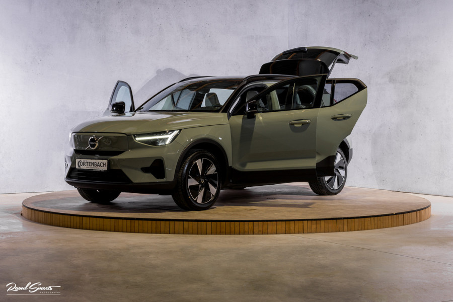 Volvo XC40 Single Motor Extended Range Plus 82 kWh | Sage green | Tailored wool | Adaptieve cruise | Zwenkbare trekhaak | Blis |