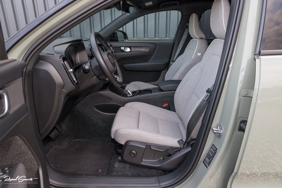 Volvo XC40 Single Motor Extended Range Plus 82 kWh | Sage green | Tailored wool | Adaptieve cruise | Zwenkbare trekhaak | Blis |
