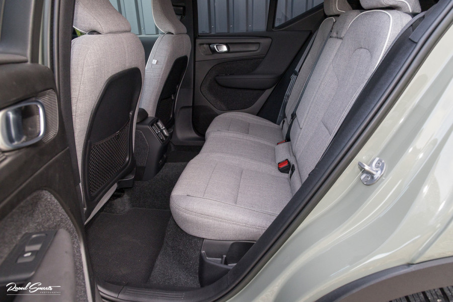 Volvo XC40 Single Motor Extended Range Plus 82 kWh | Sage green | Tailored wool | Adaptieve cruise | Zwenkbare trekhaak | Blis |