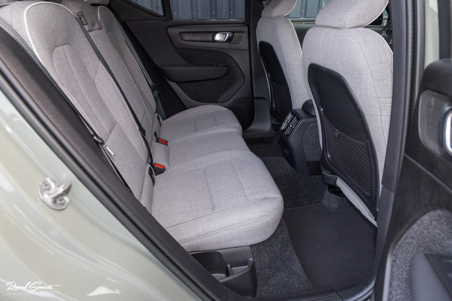 Volvo XC40 Single Motor Extended Range Plus 82 kWh | Sage green | Tailored wool | Adaptieve cruise | Zwenkbare trekhaak | Blis |