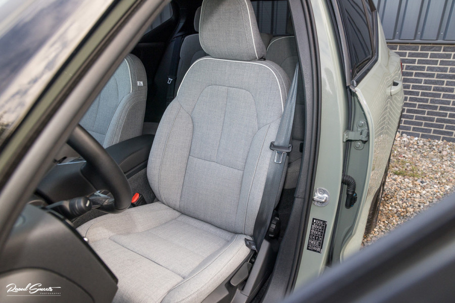 Volvo XC40 Single Motor Extended Range Plus 82 kWh | Sage green | Tailored wool | Adaptieve cruise | Zwenkbare trekhaak | Blis |