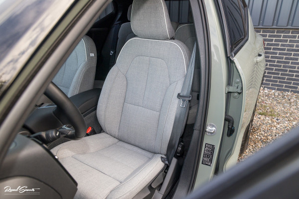 Volvo XC40 Single Motor Extended Range Plus 82 kWh | Sage green | Tailored wool | Adaptieve cruise | Zwenkbare trekhaak | Blis |