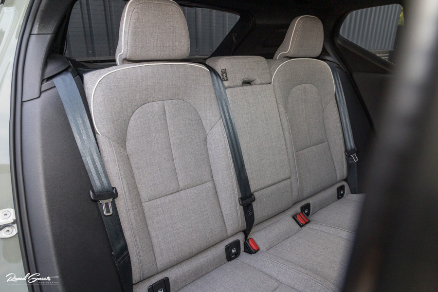 Volvo XC40 Single Motor Extended Range Plus 82 kWh | Sage green | Tailored wool | Adaptieve cruise | Zwenkbare trekhaak | Blis |