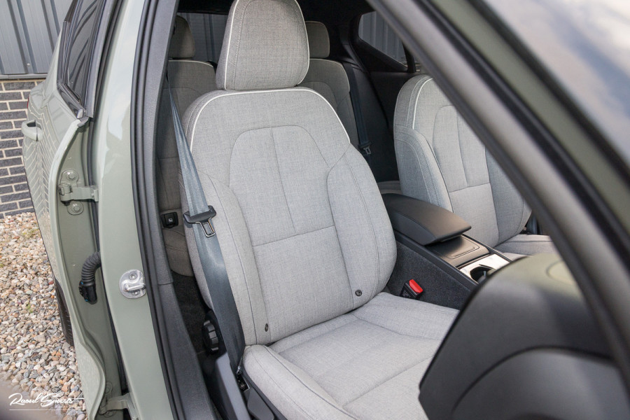 Volvo XC40 Single Motor Extended Range Plus 82 kWh | Sage green | Tailored wool | Adaptieve cruise | Zwenkbare trekhaak | Blis |
