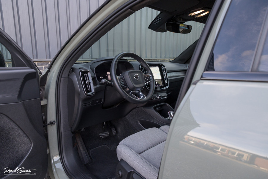 Volvo XC40 Single Motor Extended Range Plus 82 kWh | Sage green | Tailored wool | Adaptieve cruise | Zwenkbare trekhaak | Blis |