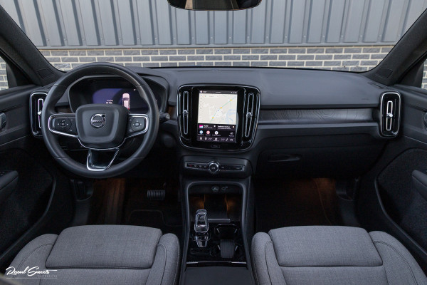 Volvo XC40 Single Motor Extended Range Plus 82 kWh | Sage green | Tailored wool | Adaptieve cruise | Zwenkbare trekhaak | Blis |