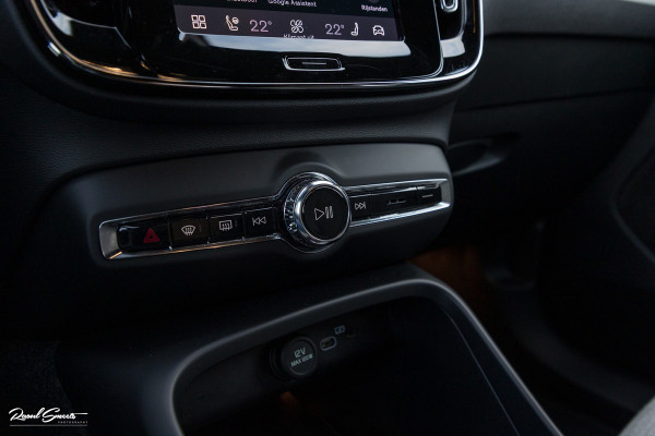 Volvo XC40 Single Motor Extended Range Plus 82 kWh | Sage green | Tailored wool | Adaptieve cruise | Zwenkbare trekhaak | Blis |
