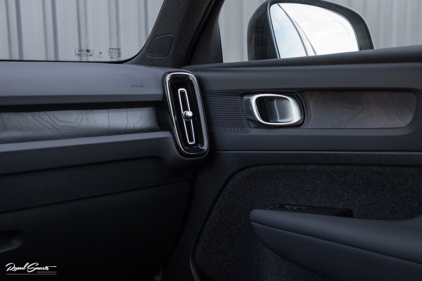 Volvo XC40 Single Motor Extended Range Plus 82 kWh | Sage green | Tailored wool | Adaptieve cruise | Zwenkbare trekhaak | Blis |