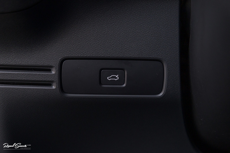 Volvo XC40 Single Motor Extended Range Plus 82 kWh | Sage green | Tailored wool | Adaptieve cruise | Zwenkbare trekhaak | Blis |