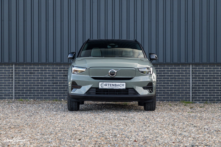 Volvo XC40 Single Motor Extended Range Plus 82 kWh | Sage green | Tailored wool | Adaptieve cruise | Zwenkbare trekhaak | Blis |