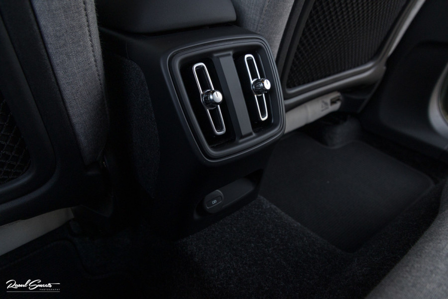 Volvo XC40 Single Motor Extended Range Plus 82 kWh | Sage green | Tailored wool | Adaptieve cruise | Zwenkbare trekhaak | Blis |