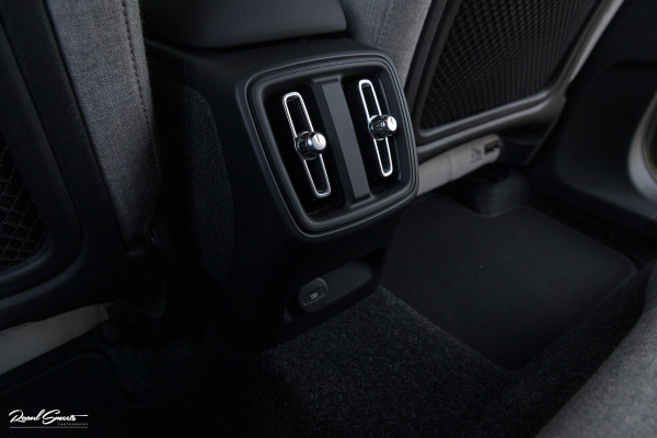 Volvo XC40 Single Motor Extended Range Plus 82 kWh | Sage green | Tailored wool | Adaptieve cruise | Zwenkbare trekhaak | Blis |