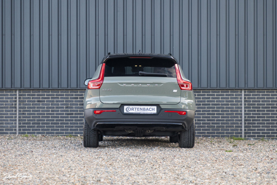 Volvo XC40 Single Motor Extended Range Plus 82 kWh | Sage green | Tailored wool | Adaptieve cruise | Zwenkbare trekhaak | Blis |