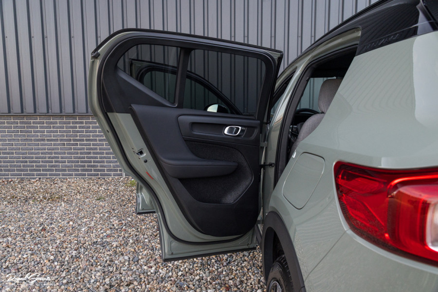 Volvo XC40 Single Motor Extended Range Plus 82 kWh | Sage green | Tailored wool | Adaptieve cruise | Zwenkbare trekhaak | Blis |
