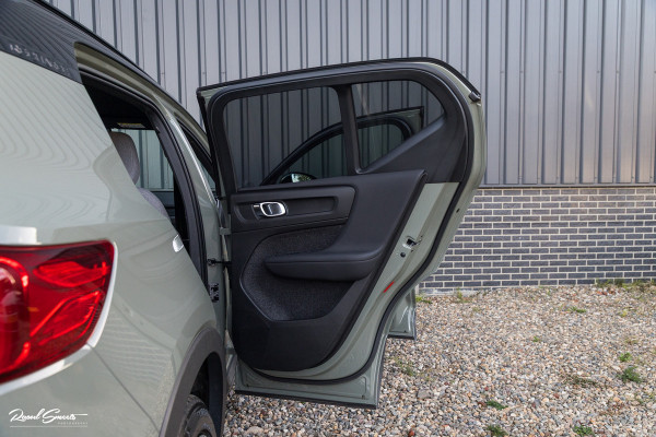 Volvo XC40 Single Motor Extended Range Plus 82 kWh | Sage green | Tailored wool | Adaptieve cruise | Zwenkbare trekhaak | Blis |