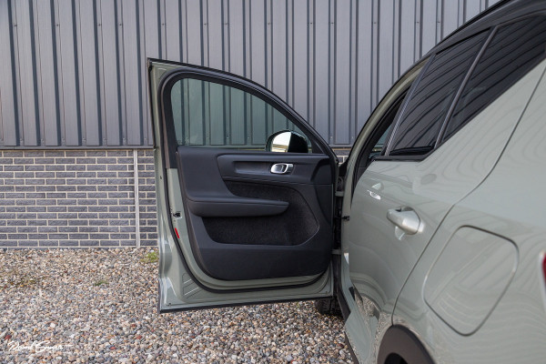 Volvo XC40 Single Motor Extended Range Plus 82 kWh | Sage green | Tailored wool | Adaptieve cruise | Zwenkbare trekhaak | Blis |
