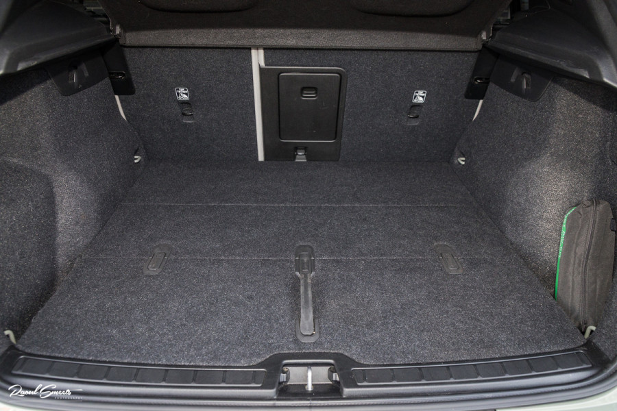 Volvo XC40 Single Motor Extended Range Plus 82 kWh | Sage green | Tailored wool | Adaptieve cruise | Zwenkbare trekhaak | Blis |