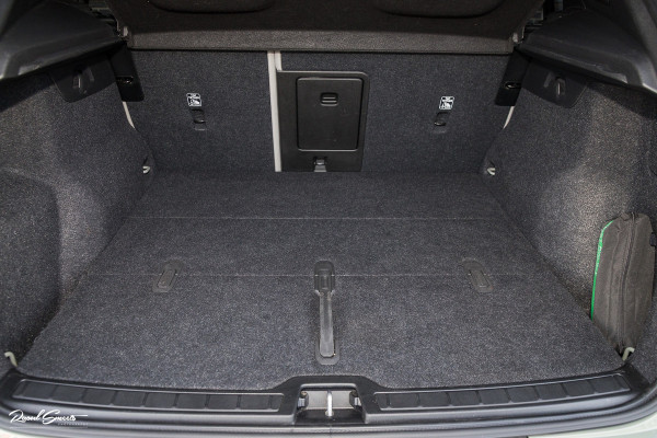Volvo XC40 Single Motor Extended Range Plus 82 kWh | Sage green | Tailored wool | Adaptieve cruise | Zwenkbare trekhaak | Blis |