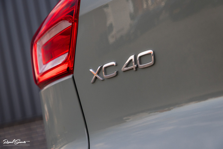 Volvo XC40 Single Motor Extended Range Plus 82 kWh | Sage green | Tailored wool | Adaptieve cruise | Zwenkbare trekhaak | Blis |