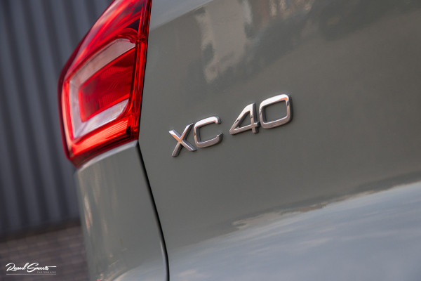 Volvo XC40 Single Motor Extended Range Plus 82 kWh | Sage green | Tailored wool | Adaptieve cruise | Zwenkbare trekhaak | Blis |