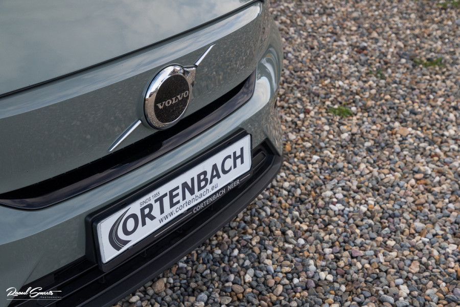 Volvo XC40 Single Motor Extended Range Plus 82 kWh | Sage green | Tailored wool | Adaptieve cruise | Zwenkbare trekhaak | Blis |