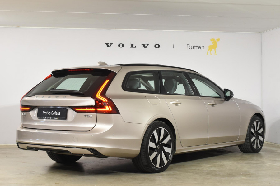 Volvo V90 T8 455PK Plug-in hybrid AWD Ultra Dark / Adaptive Cruise Control / Elektrisch panoramisch schuifdak / Head-up Display / Elektrische voorstoelen met geheugen / Trekhaak elektrisch uitklapbaar / Stuurverwarming / Stoelverwarming V+A / 360 Camera / Harman Kardon