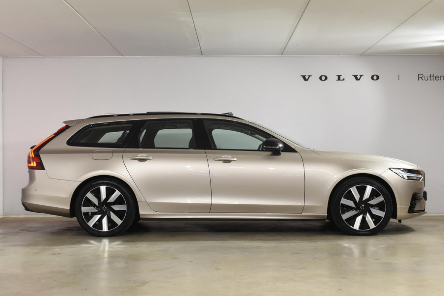 Volvo V90 T8 455PK Plug-in hybrid AWD Ultra Dark / Adaptive Cruise Control / Elektrisch panoramisch schuifdak / Head-up Display / Elektrische voorstoelen met geheugen / Trekhaak elektrisch uitklapbaar / Stuurverwarming / Stoelverwarming V+A / 360 Camera / Harman Kardon