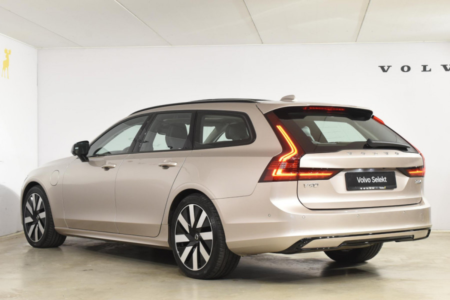 Volvo V90 T8 455PK Plug-in hybrid AWD Ultra Dark / Adaptive Cruise Control / Elektrisch panoramisch schuifdak / Head-up Display / Elektrische voorstoelen met geheugen / Trekhaak elektrisch uitklapbaar / Stuurverwarming / Stoelverwarming V+A / 360 Camera / Harman Kardon