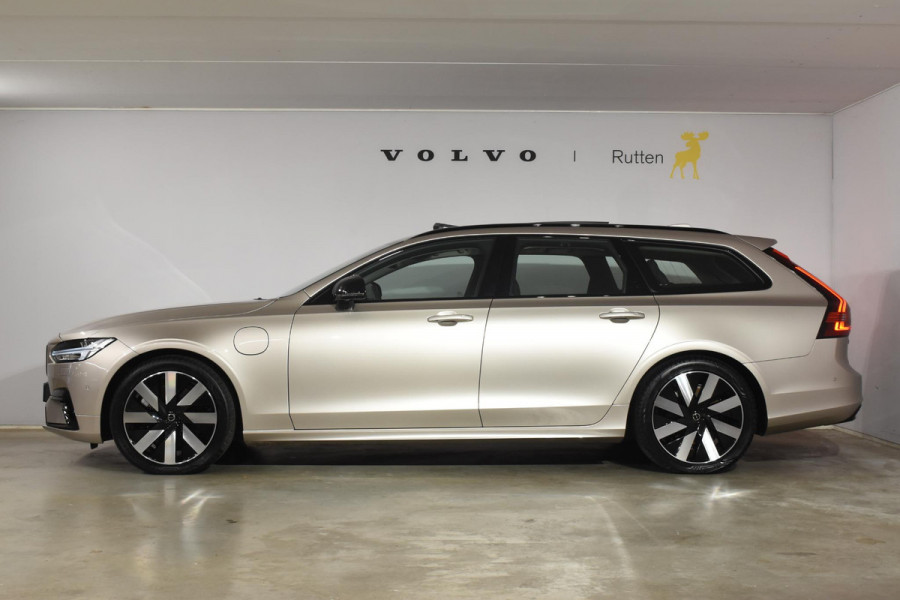 Volvo V90 T8 455PK Plug-in hybrid AWD Ultra Dark / Adaptive Cruise Control / Elektrisch panoramisch schuifdak / Head-up Display / Elektrische voorstoelen met geheugen / Trekhaak elektrisch uitklapbaar / Stuurverwarming / Stoelverwarming V+A / 360 Camera / Harman Kardon