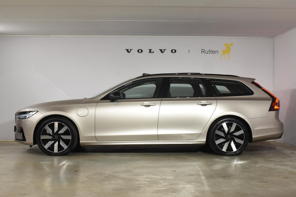 Volvo V90 T8 455PK Plug-in hybrid AWD Ultra Dark / Adaptive Cruise Control / Elektrisch panoramisch schuifdak / Head-up Display / Elektrische voorstoelen met geheugen / Trekhaak elektrisch uitklapbaar / Stuurverwarming / Stoelverwarming V+A / 360 Camera / Harman Kardon