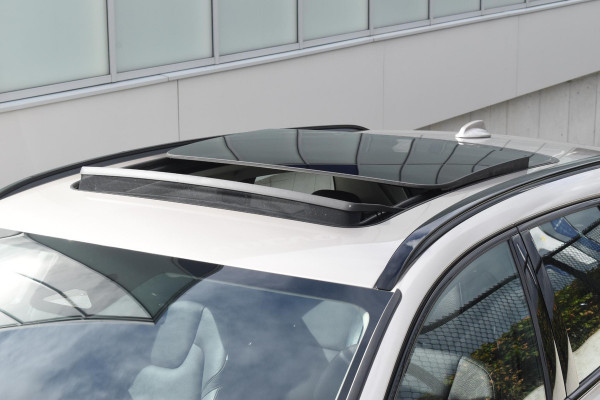 Volvo V90 T8 455PK Plug-in hybrid AWD Ultra Dark / Adaptive Cruise Control / Elektrisch panoramisch schuifdak / Head-up Display / Elektrische voorstoelen met geheugen / Trekhaak elektrisch uitklapbaar / Stuurverwarming / Stoelverwarming V+A / 360 Camera / Harman Kardon