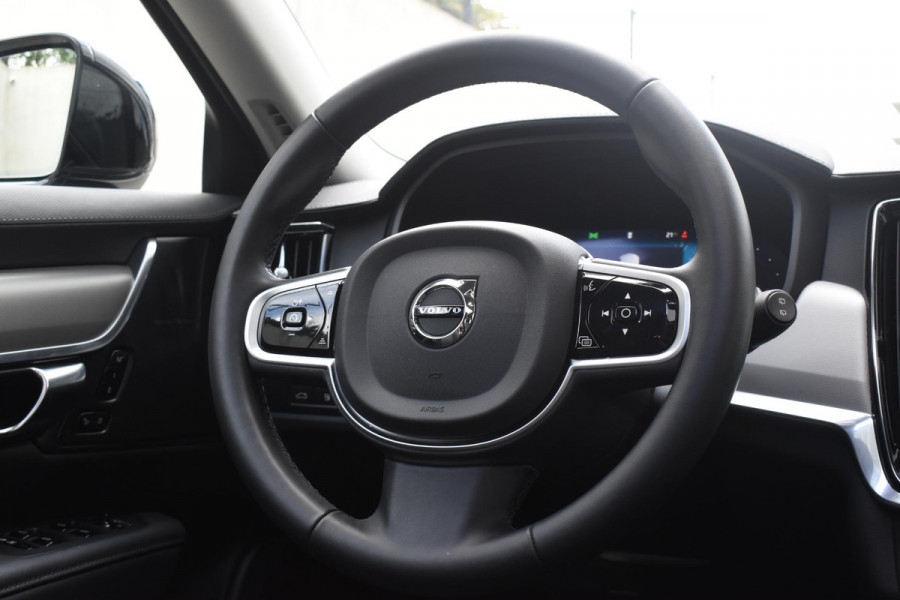 Volvo V90 T8 455PK Plug-in hybrid AWD Ultra Dark / Adaptive Cruise Control / Elektrisch panoramisch schuifdak / Head-up Display / Elektrische voorstoelen met geheugen / Trekhaak elektrisch uitklapbaar / Stuurverwarming / Stoelverwarming V+A / 360 Camera / Harman Kardon