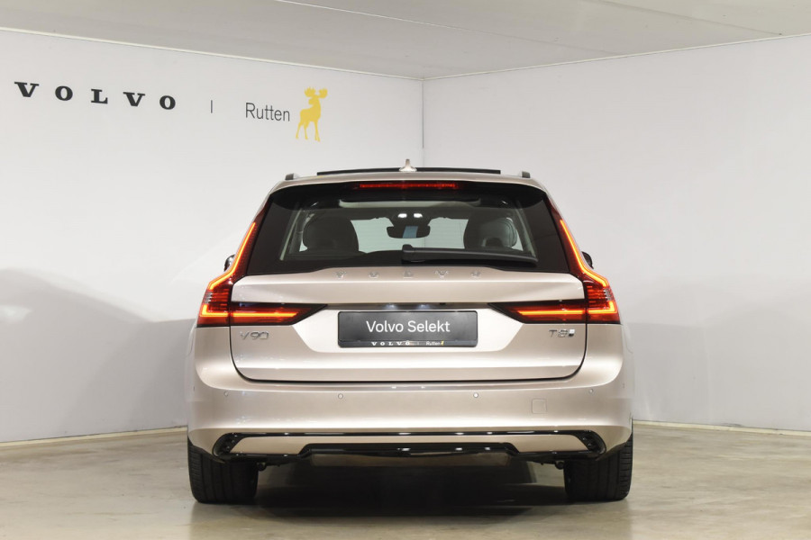 Volvo V90 T8 455PK Plug-in hybrid AWD Ultra Dark / Adaptive Cruise Control / Elektrisch panoramisch schuifdak / Head-up Display / Elektrische voorstoelen met geheugen / Trekhaak elektrisch uitklapbaar / Stuurverwarming / Stoelverwarming V+A / 360 Camera / Harman Kardon