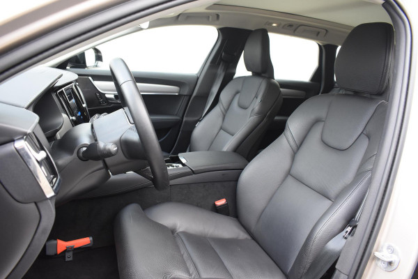 Volvo V90 T8 455PK Plug-in hybrid AWD Ultra Dark / Adaptive Cruise Control / Elektrisch panoramisch schuifdak / Head-up Display / Elektrische voorstoelen met geheugen / Trekhaak elektrisch uitklapbaar / Stuurverwarming / Stoelverwarming V+A / 360 Camera / Harman Kardon