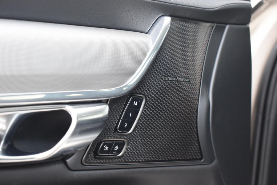 Volvo V90 T8 455PK Plug-in hybrid AWD Ultra Dark / Adaptive Cruise Control / Elektrisch panoramisch schuifdak / Head-up Display / Elektrische voorstoelen met geheugen / Trekhaak elektrisch uitklapbaar / Stuurverwarming / Stoelverwarming V+A / 360 Camera / Harman Kardon