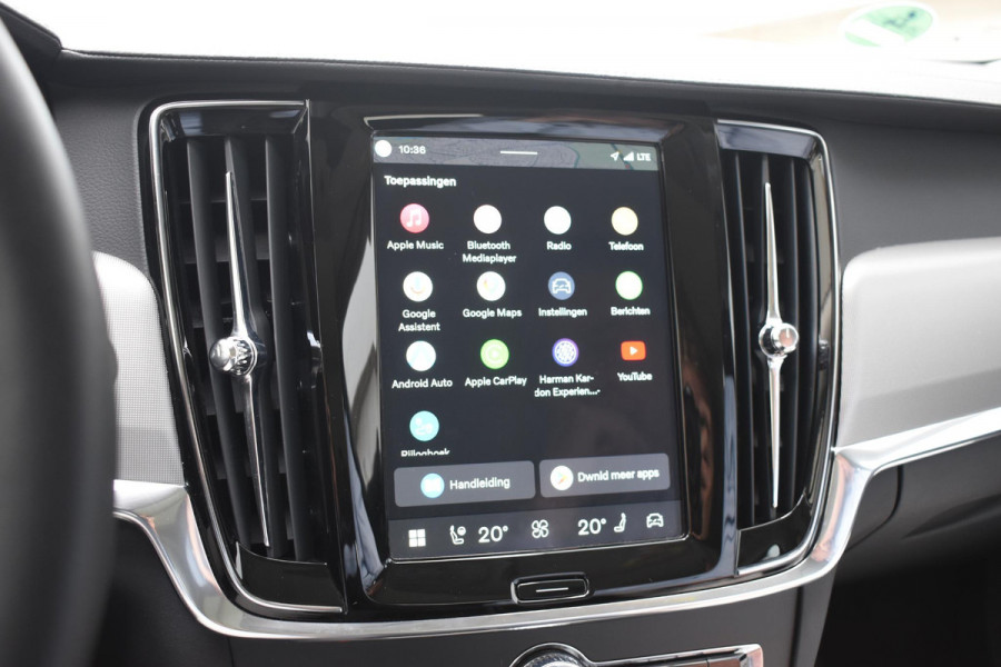 Volvo V90 T8 455PK Plug-in hybrid AWD Ultra Dark / Adaptive Cruise Control / Elektrisch panoramisch schuifdak / Head-up Display / Elektrische voorstoelen met geheugen / Trekhaak elektrisch uitklapbaar / Stuurverwarming / Stoelverwarming V+A / 360 Camera / Harman Kardon