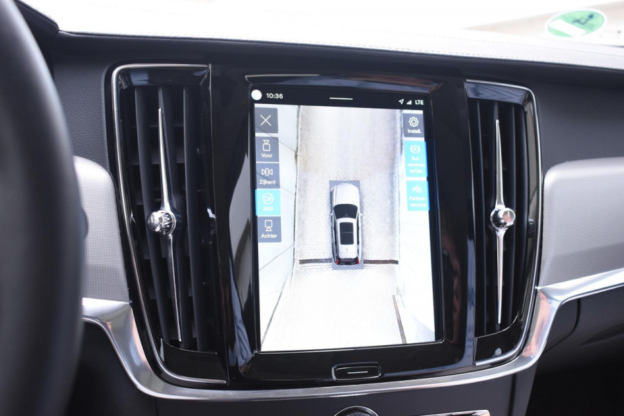 Volvo V90 T8 455PK Plug-in hybrid AWD Ultra Dark / Adaptive Cruise Control / Elektrisch panoramisch schuifdak / Head-up Display / Elektrische voorstoelen met geheugen / Trekhaak elektrisch uitklapbaar / Stuurverwarming / Stoelverwarming V+A / 360 Camera / Harman Kardon