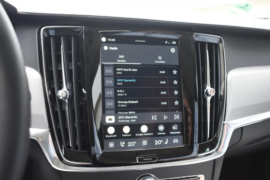 Volvo V90 T8 455PK Plug-in hybrid AWD Ultra Dark / Adaptive Cruise Control / Elektrisch panoramisch schuifdak / Head-up Display / Elektrische voorstoelen met geheugen / Trekhaak elektrisch uitklapbaar / Stuurverwarming / Stoelverwarming V+A / 360 Camera / Harman Kardon