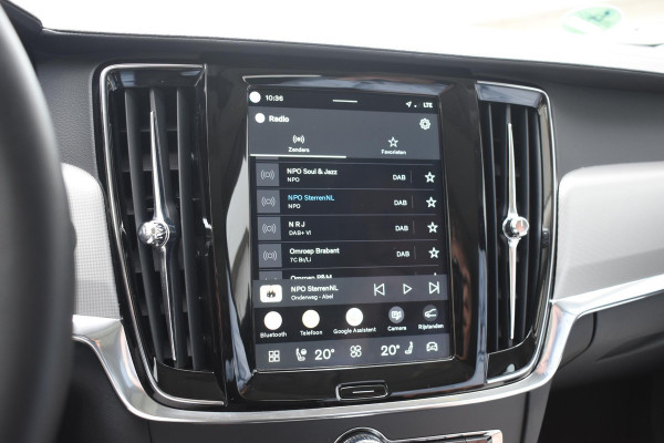 Volvo V90 T8 455PK Plug-in hybrid AWD Ultra Dark / Adaptive Cruise Control / Elektrisch panoramisch schuifdak / Head-up Display / Elektrische voorstoelen met geheugen / Trekhaak elektrisch uitklapbaar / Stuurverwarming / Stoelverwarming V+A / 360 Camera / Harman Kardon