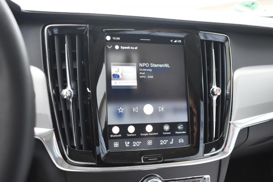Volvo V90 T8 455PK Plug-in hybrid AWD Ultra Dark / Adaptive Cruise Control / Elektrisch panoramisch schuifdak / Head-up Display / Elektrische voorstoelen met geheugen / Trekhaak elektrisch uitklapbaar / Stuurverwarming / Stoelverwarming V+A / 360 Camera / Harman Kardon