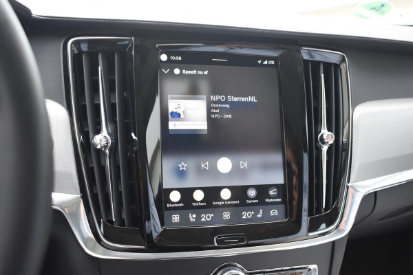 Volvo V90 T8 455PK Plug-in hybrid AWD Ultra Dark / Adaptive Cruise Control / Elektrisch panoramisch schuifdak / Head-up Display / Elektrische voorstoelen met geheugen / Trekhaak elektrisch uitklapbaar / Stuurverwarming / Stoelverwarming V+A / 360 Camera / Harman Kardon
