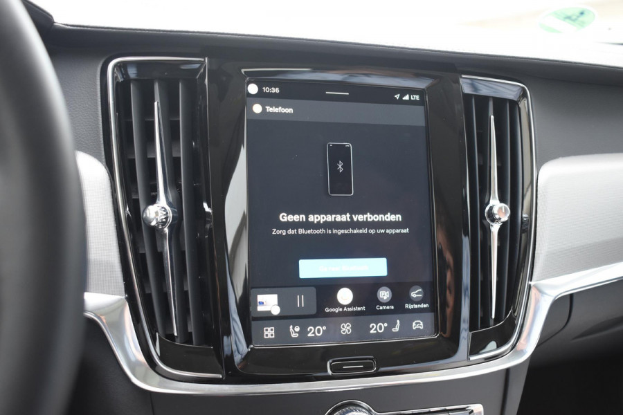 Volvo V90 T8 455PK Plug-in hybrid AWD Ultra Dark / Adaptive Cruise Control / Elektrisch panoramisch schuifdak / Head-up Display / Elektrische voorstoelen met geheugen / Trekhaak elektrisch uitklapbaar / Stuurverwarming / Stoelverwarming V+A / 360 Camera / Harman Kardon