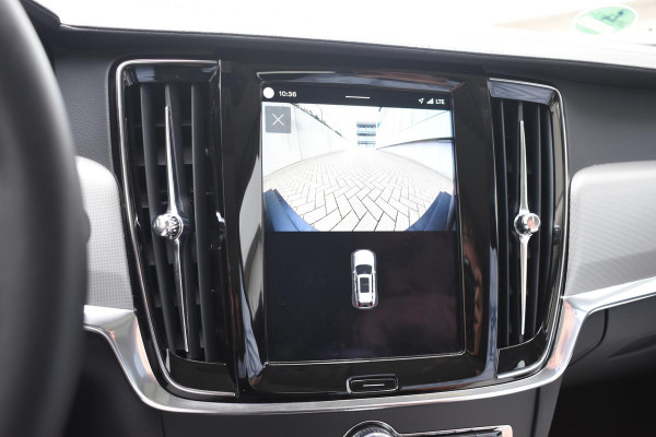 Volvo V90 T8 455PK Plug-in hybrid AWD Ultra Dark / Adaptive Cruise Control / Elektrisch panoramisch schuifdak / Head-up Display / Elektrische voorstoelen met geheugen / Trekhaak elektrisch uitklapbaar / Stuurverwarming / Stoelverwarming V+A / 360 Camera / Harman Kardon