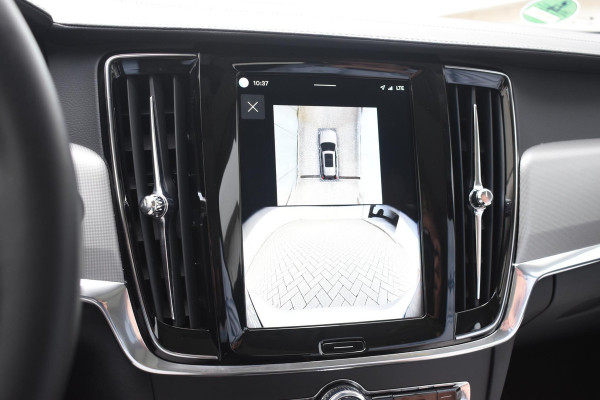 Volvo V90 T8 455PK Plug-in hybrid AWD Ultra Dark / Adaptive Cruise Control / Elektrisch panoramisch schuifdak / Head-up Display / Elektrische voorstoelen met geheugen / Trekhaak elektrisch uitklapbaar / Stuurverwarming / Stoelverwarming V+A / 360 Camera / Harman Kardon