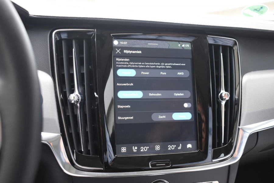 Volvo V90 T8 455PK Plug-in hybrid AWD Ultra Dark / Adaptive Cruise Control / Elektrisch panoramisch schuifdak / Head-up Display / Elektrische voorstoelen met geheugen / Trekhaak elektrisch uitklapbaar / Stuurverwarming / Stoelverwarming V+A / 360 Camera / Harman Kardon