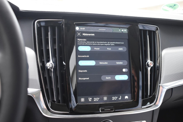 Volvo V90 T8 455PK Plug-in hybrid AWD Ultra Dark / Adaptive Cruise Control / Elektrisch panoramisch schuifdak / Head-up Display / Elektrische voorstoelen met geheugen / Trekhaak elektrisch uitklapbaar / Stuurverwarming / Stoelverwarming V+A / 360 Camera / Harman Kardon
