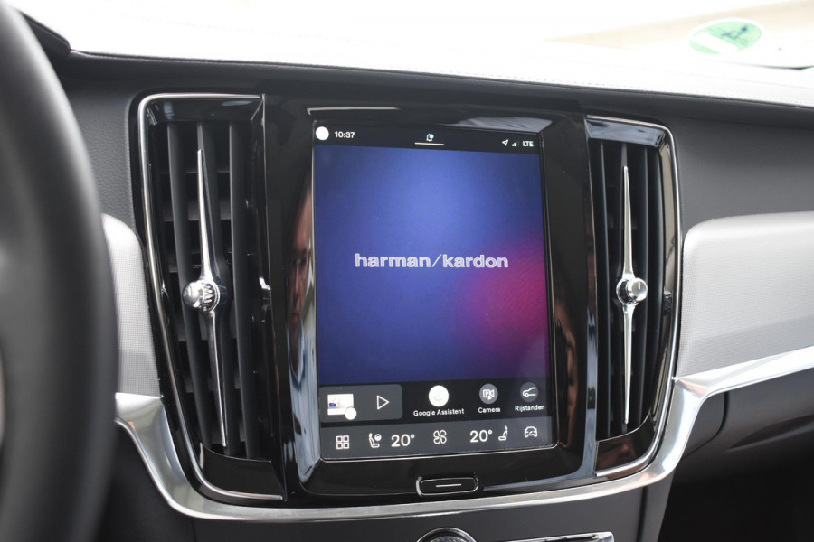 Volvo V90 T8 455PK Plug-in hybrid AWD Ultra Dark / Adaptive Cruise Control / Elektrisch panoramisch schuifdak / Head-up Display / Elektrische voorstoelen met geheugen / Trekhaak elektrisch uitklapbaar / Stuurverwarming / Stoelverwarming V+A / 360 Camera / Harman Kardon