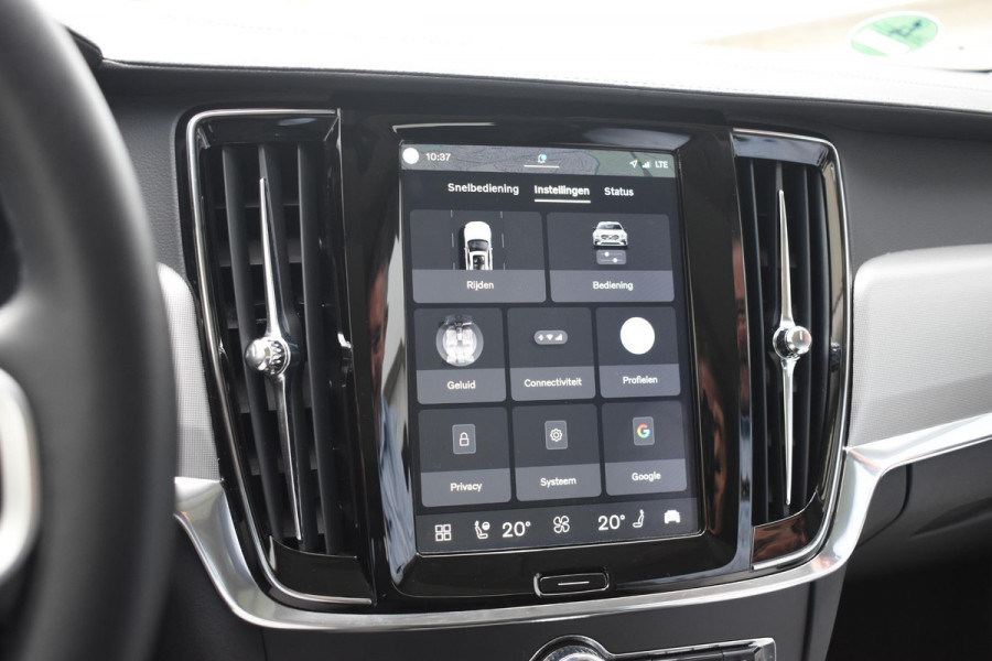 Volvo V90 T8 455PK Plug-in hybrid AWD Ultra Dark / Adaptive Cruise Control / Elektrisch panoramisch schuifdak / Head-up Display / Elektrische voorstoelen met geheugen / Trekhaak elektrisch uitklapbaar / Stuurverwarming / Stoelverwarming V+A / 360 Camera / Harman Kardon
